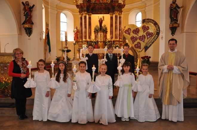 Erstkommunionkinder 2013 in der Neuhofer Pfarrkirche (aufgrund der Kirchenrenovierung)